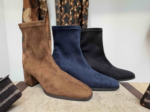 Bottine MISS ÉLASTIQUE à talon, en stretch nubuck noir, camel ou bleu marine