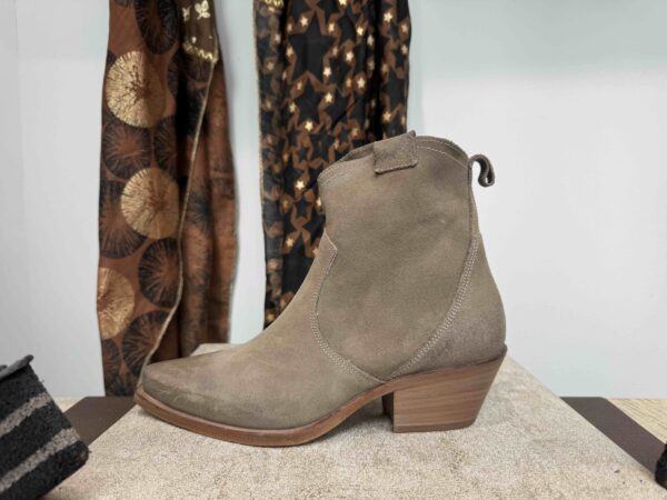 Tiag MÉTISSE petit talon en nubuck beige