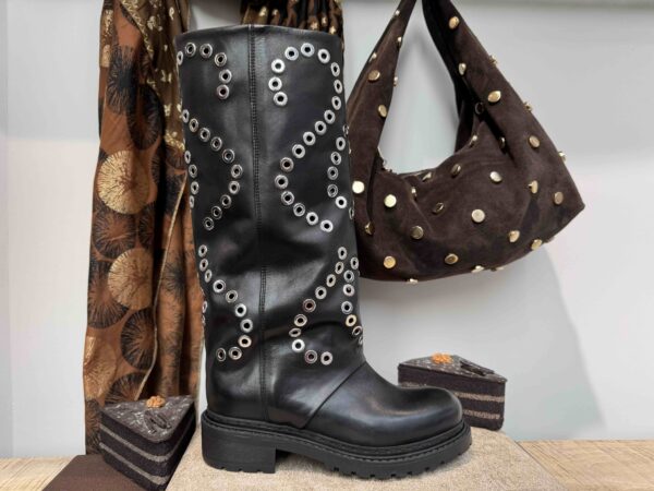 Botte MÉTISSE semelle épaisse avec oeillets en cuir noir