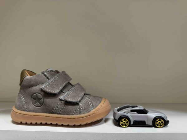 Basket BISGAARD montante à scratch en nubuck gris