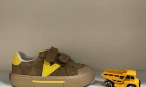 Basket VICTORIA à scratch en nubuck camel et jaune