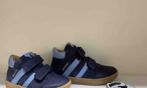 Basket ACEBOS montante à scratch en nubuck bleu ciel et bleu marine
