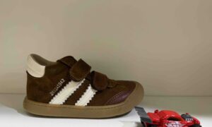 Basket ACEBOS montante barefoot à scratch, en camel