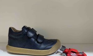 Basket ACEBOS montante barefoot à scratch, en bleu marine