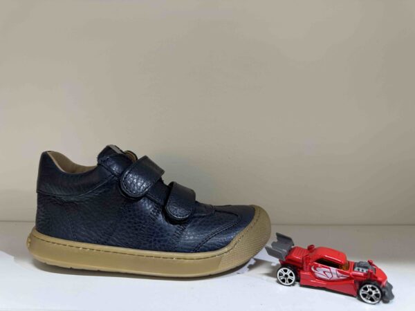 Basket ACEBOS montante barefoot à scratch, en bleu marine