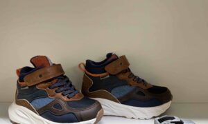 Basket SHOOPOM montante à scratch, en goretex : bleu marine et camel