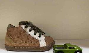 Basket SHOOPOM montante à lacets + zip, en camel