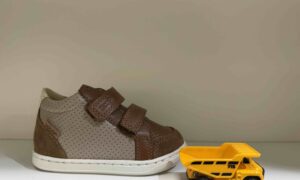 Basket SHOOPOM montante à scratch, en camel et beige