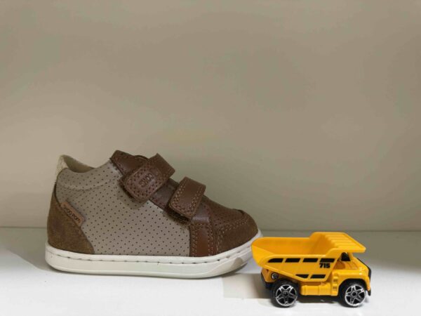 Basket SHOOPOM montante à scratch, en camel et beige