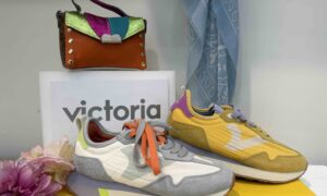 Basket VICTORIA forme running : jaune ou bleu ciel