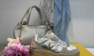 Basket NO NAME TYLER : beige et dorée